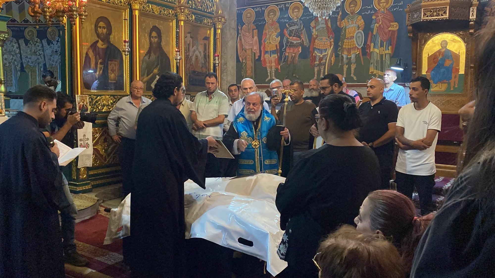 Cristianos asisten al funeral de Mary Hafez Michel Najjar y su madre, Maysa Khader Ibrahim Abu Daoud, en la Iglesia Ortodoxa Griega de San Porfirio, en la ciudad de Gaza, el 3 de octubre de 2026. La madre cristiana y su hija, junto con otras tres personas, murieron en la madrugada del 3 de octubre en un ataque aéreo israelí contra el edificio residencial donde vivían. (OSV News/cortesía de X, @PGabRomanelli)