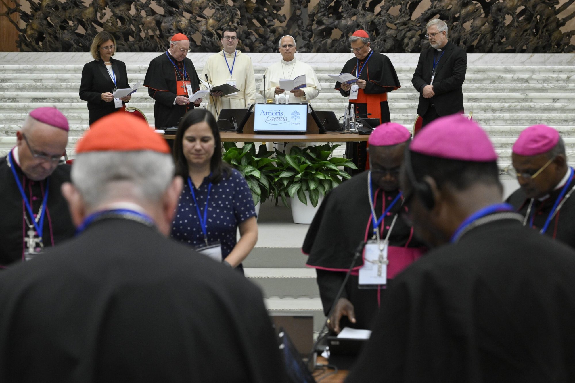 El Papa León XIV dirige una oración el 7 de octubre de 2026, al inaugurar la reunión de una semana en el Vaticano de presidentes de conferencias episcopales con motivo del décimo aniversario de la exhortación apostólica "Amoris Laetitia" ("La alegría del amor"). En su discurso de apertura, el Papa León habló sobre la responsabilidad pastoral de la Iglesia de encontrar formas renovadas de proclamar el Evangelio, ofrecer las gracias sacramentales y acompañar a las familias hoy en día. (Foto OSV News/Simone Risoluti, Vatican Media)