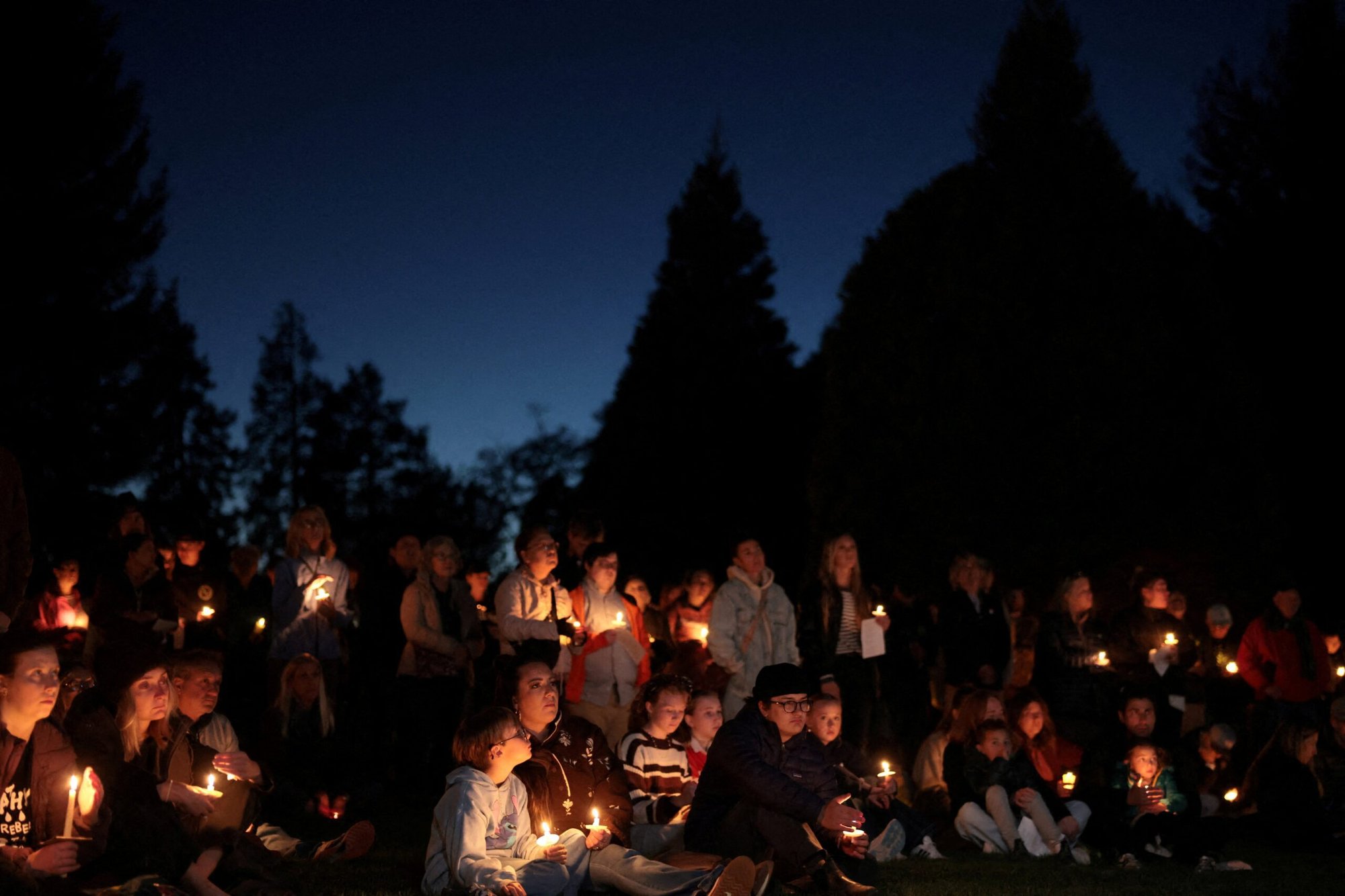 Personas participan en una vigilia con velas en Drake Park por las víctimas del tiroteo en la escuela primaria Silver Rail, en Bend, Oregón, el 15 de octubre de 2026. Un joven de 16 años abrió fuego en la escuela primaria, matando al menos a tres niños y a un maestro, antes de recibir un disparo de una persona presente en el lugar que lo persiguió hasta el interior de la escuela, informaron las autoridades. (Foto OSV News/Rob Kerr, Reuters)