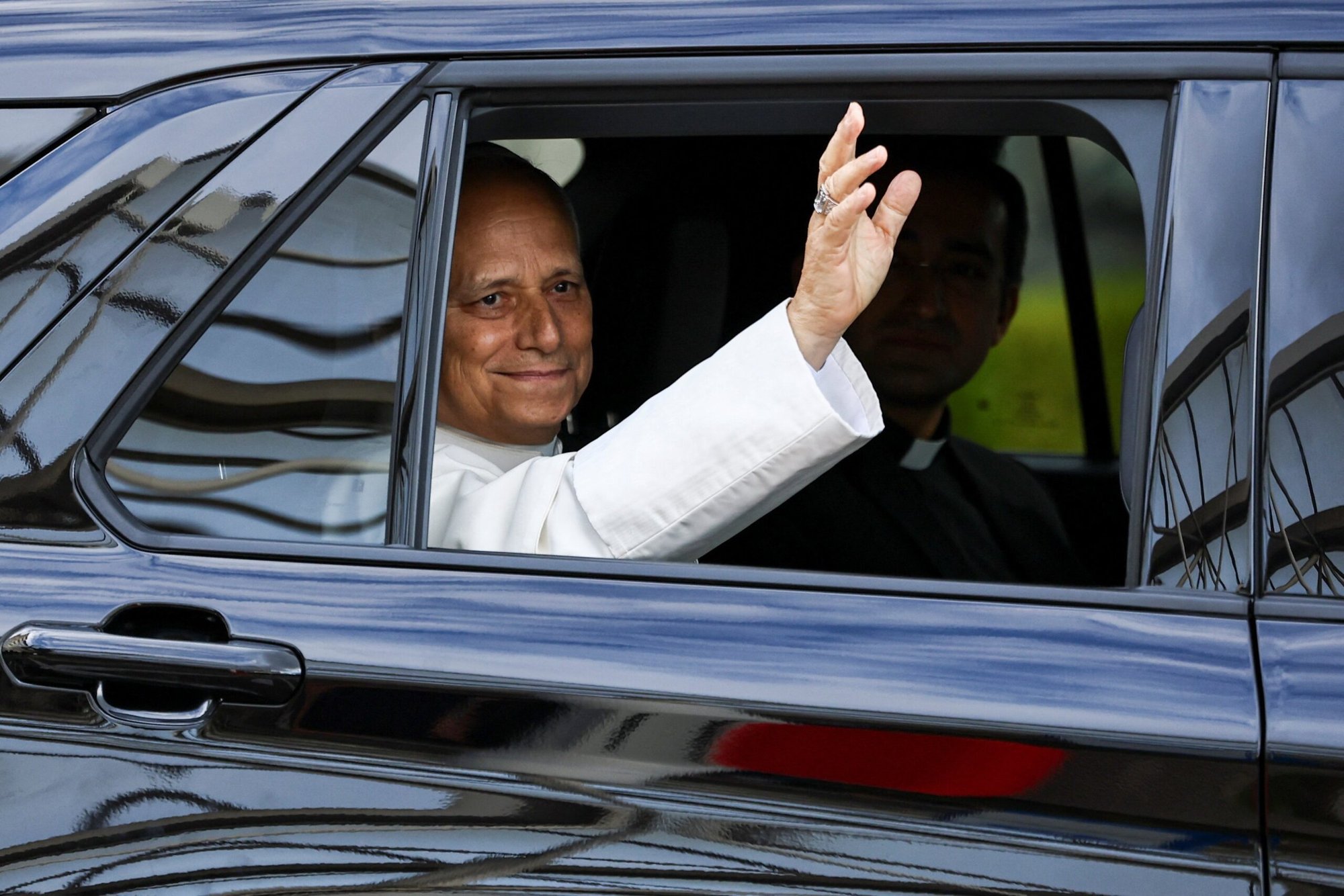 El Papa León XIV sale del hospital Gemelli en Roma, el 17 de octubre de 2026, tras el alta médica después de someterse a una cirugía pulmonar y ser diagnosticado de cáncer el 13 de octubre. (Foto OSV News/Vincenzo Livieri, Reuters)