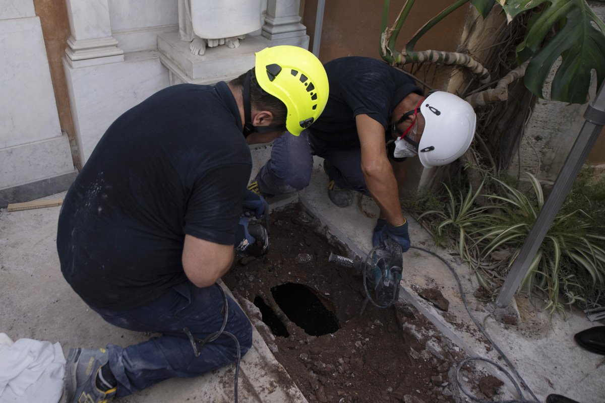 Workers open the tomb of Princess Sophie von Hohenlohe