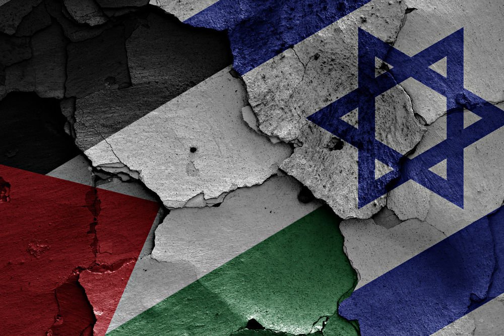 Flags of Palestine and Israel painted on cracked wall. (danielo/shutterstock.com)