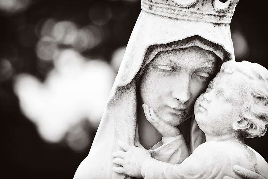 Mary holding Jesus. Credit: Kamira via Shutterstock.