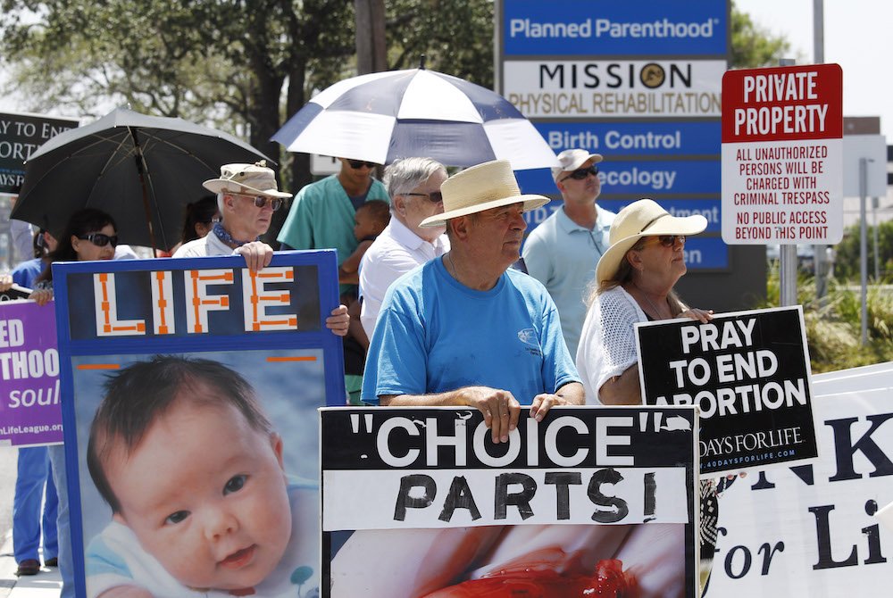 People protest on a sidewalk in 2015 outside a San Antonio Planned Parenthood clinic that performs abortions. Alternatives to the use of fetal tissue from abortions are already plentiful