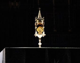 Eucharistic Adoration. Credit: Mazur/catholicnews.org.uk.