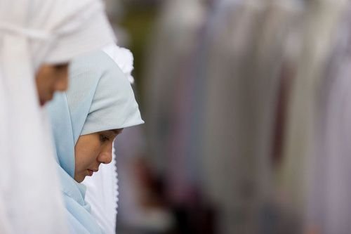 Women praying Jamaah. Credit: Danumurthi Mahendra via Flickr (CC BY-NC-SA 2.0).