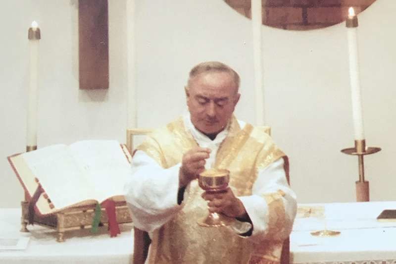 Fr. Alfred Kunz celebrates Mass. Courtesy of the Journal Sentinel.