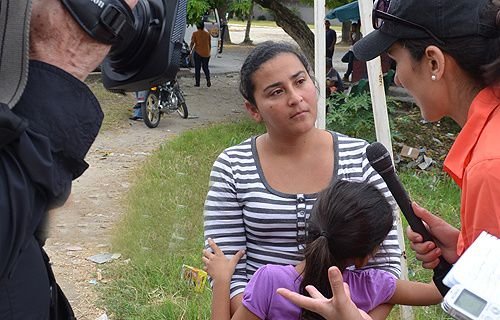 A mother holds her child after being deported from the United States back to Honduras. Credit: Johanna Kattán/Semanario Fides.