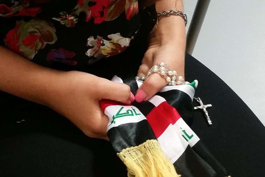 An Iraqi woman holding a rosary. Credit: Elise Harris/CNA.