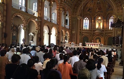 Thai Catholics pray for peace at Bangkok's Assumption Cathedral. Credit: Antonio Anup Gonsalves/CNA.
