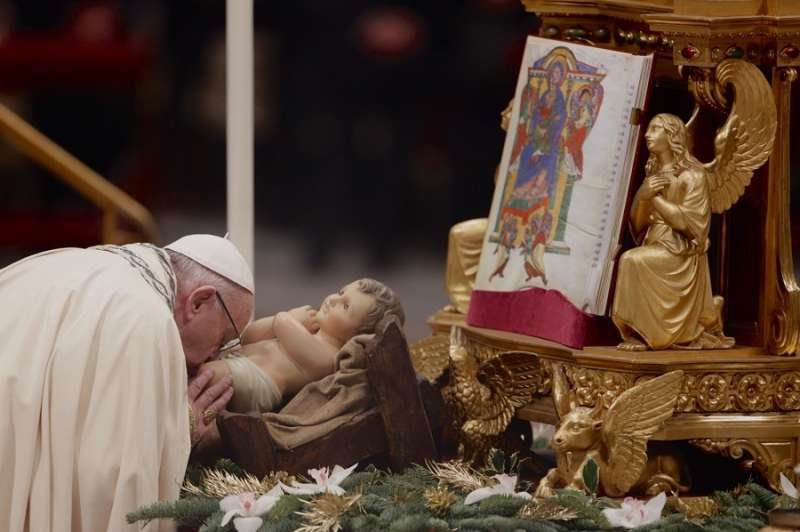 Pope Francis venerates the Child Jesus during Vespers Dec. 31