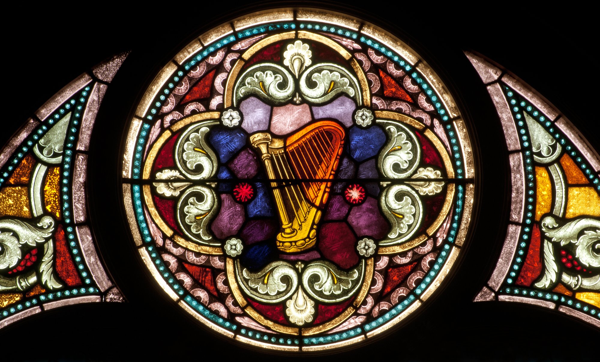 Stained-glass window depicting the symbol of the Psalms. (NANCY BAUER/SHUTTERSTOCK)
