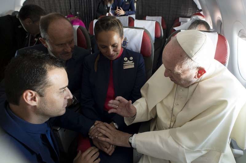 Pope Francis marries flight attendants Paula Podest and Carlos Ciuffardi during his flight from Santiago to Iquique Jan. 18