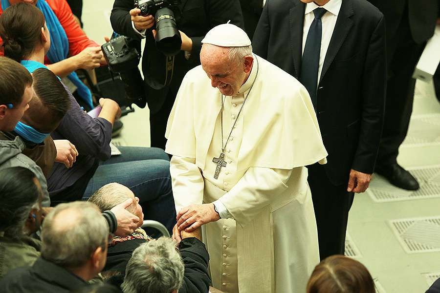 Pope_Francis meets with the homeless during a Jubilee audience in 2016. (Credit: Lucia Ballester/CNA)