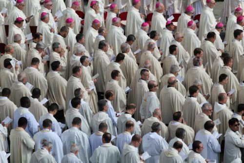 Thousands of priests gather in St. Peter's sqaure on June 3