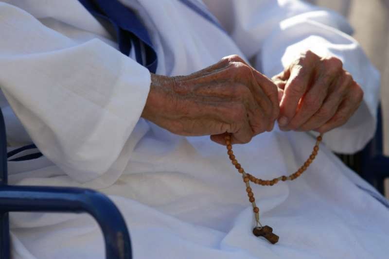Missionary of Charity sister prays the rosary. Credit: Daniel Ibanez