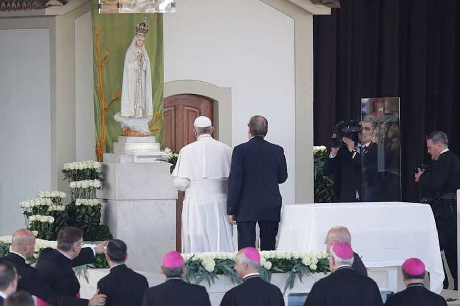 Pope Francis arrives at the Shrine of Our Lady of Fatima