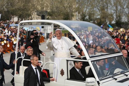 Pope Francis greets the faithful of Naples from the Popemobile