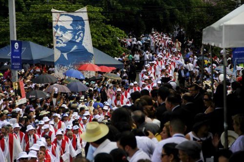 A procession in San Salvador for the beatification Mass of Oscar Romero. Credit: the Oscar Arnulfo Romero beatification committee via flickr.