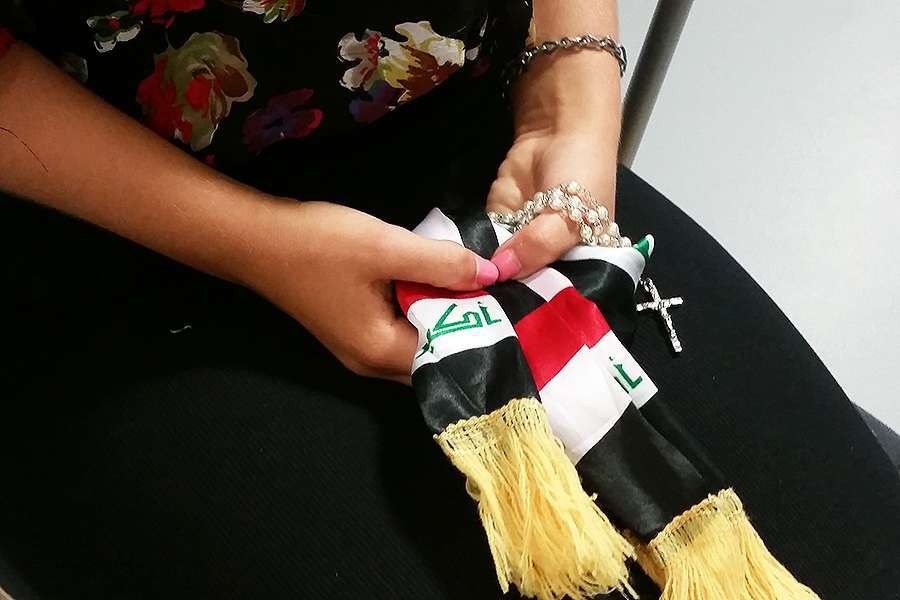 Iraqi woman with rosary. (Credit: Elise Harris/CNA)