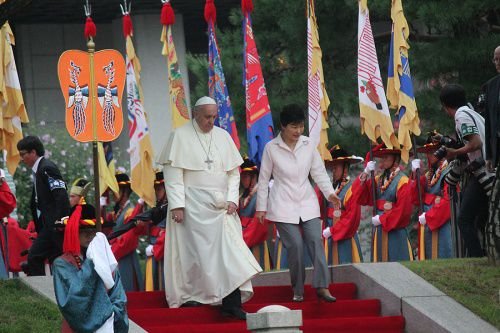 Pope Francis is recieved at the presidential palace in Seoul