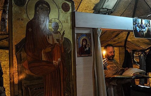 Protestors were able to take refuge and pray for peace in tent-chapels at Maidan in Kyiv. Credit: Jakub Szymczuk/GOSC NIEDZIELNY. Courtesy of Aid to the Church in Need.