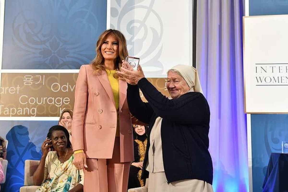 Sister Maria Elena Berini receives the 2018 International Women of Courage award at a ceremony in Washington