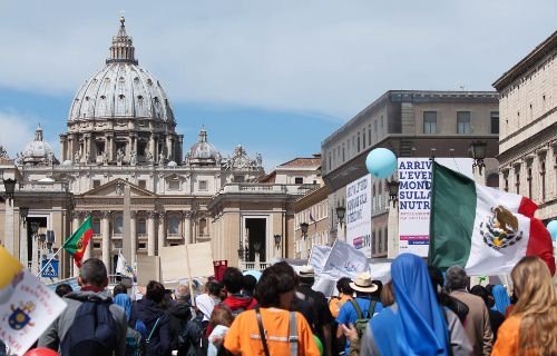 Participants in Italy's 2014 March for Life walk towards St. Peter's Basilica. Credit: Lauren Cater / CNA.