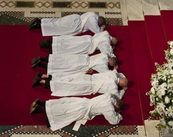 Ordination to the priesthood. Credit: Mazur.