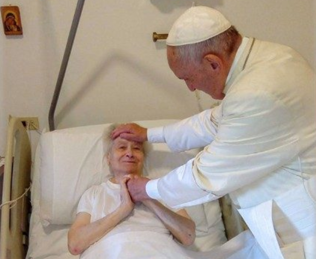 Pope Francis blesses Sister Maria. VATICAN NEWS