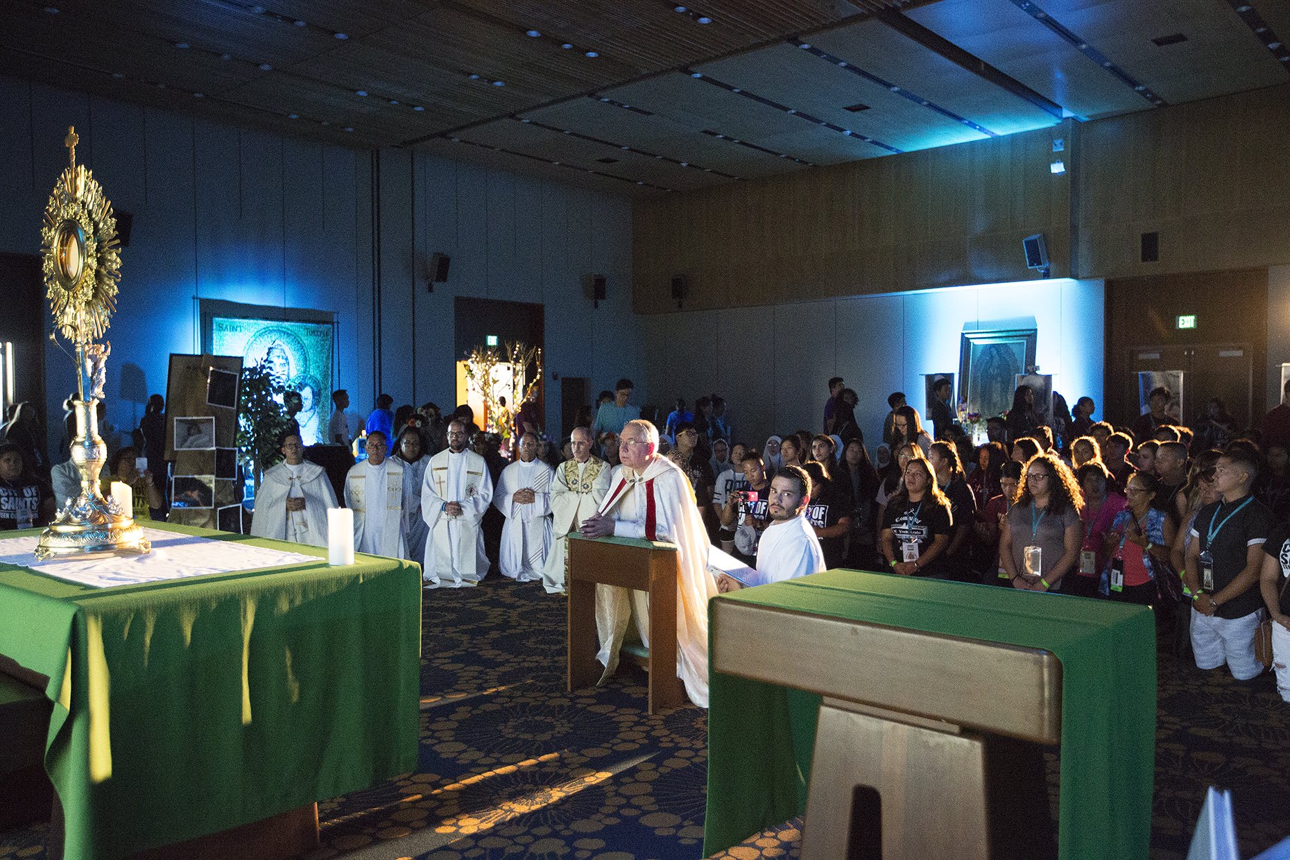 Eucharistic Adoration at the 2017 City of Saints teen conference. (Victor Alemán/Angelus News)