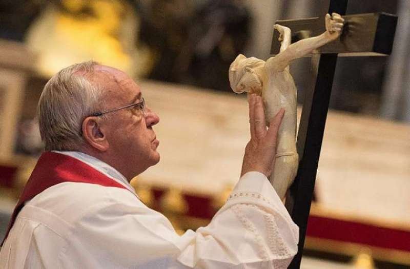 Pope Francis venerates the cross on Good Friday 2015. Credit: Vatican Media/CNA