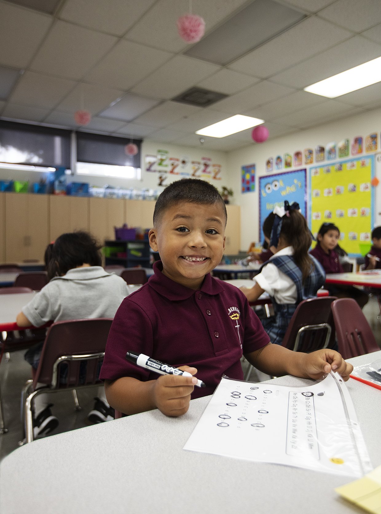 Estudiante de kindergarten Armando Martinez sonríe durante clase en la escuela de St. Bernard en Bellflower el 22 de agosto. (VICTOR ALEMÁN)