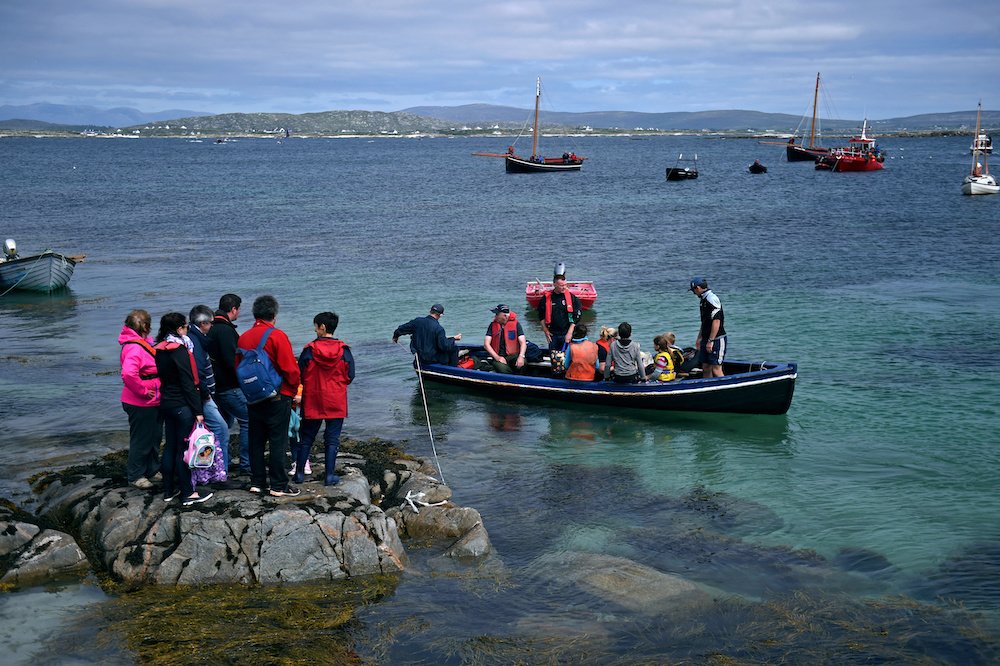 Seafarers and other worshippers from Carna