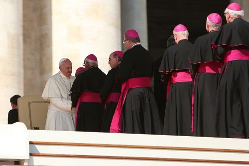 Pope Francis greets bishops and clergy in St. Peter's Square during the Wednesday general audience on Oct. 1 2014. Credit: Bohumil Petrik/CNA.