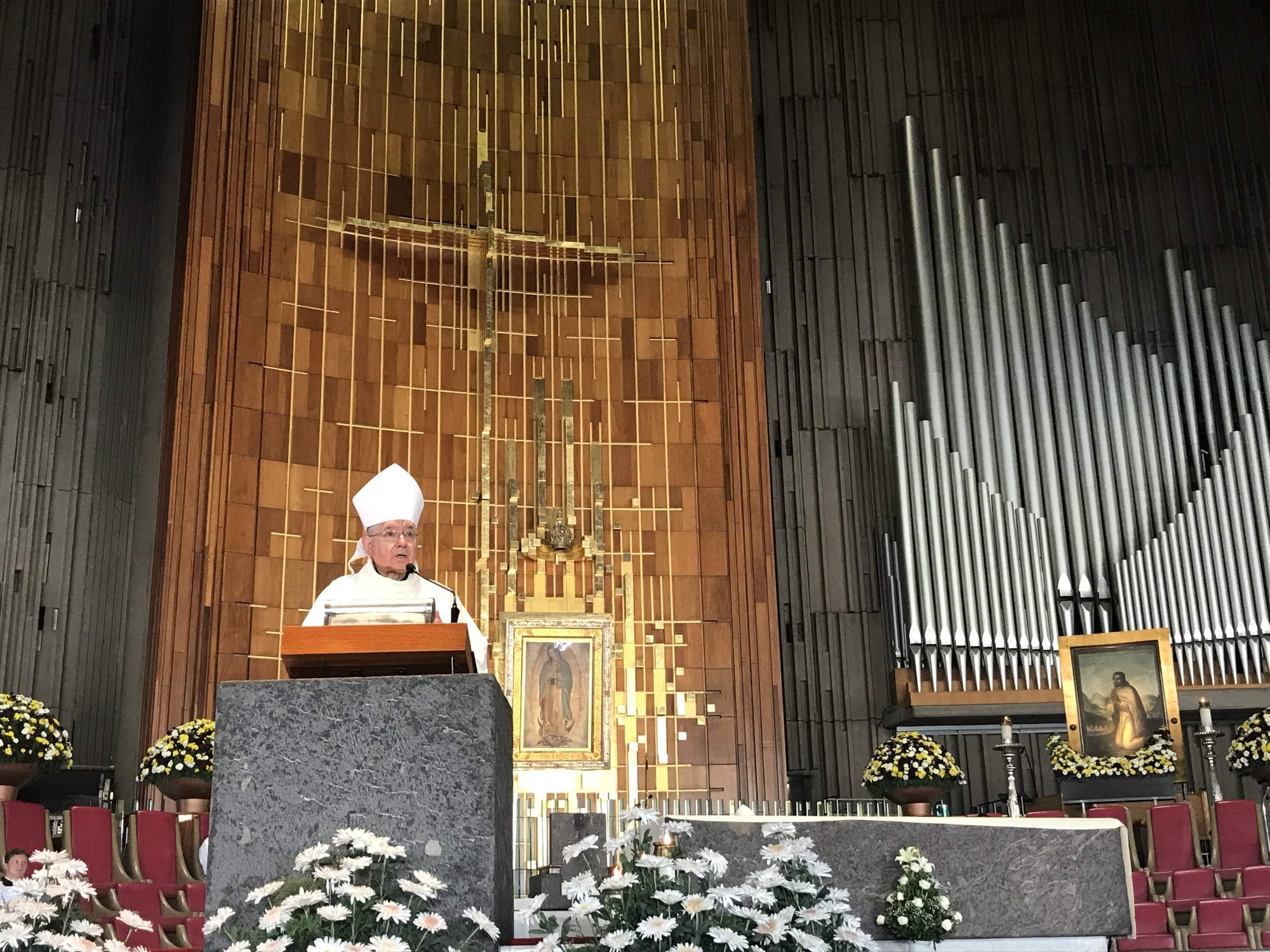 Archbishop Gomez delivers his homily at the Basilica of Our Lady of Guadalupe. (CHRISTINE WARNER/ADLA)