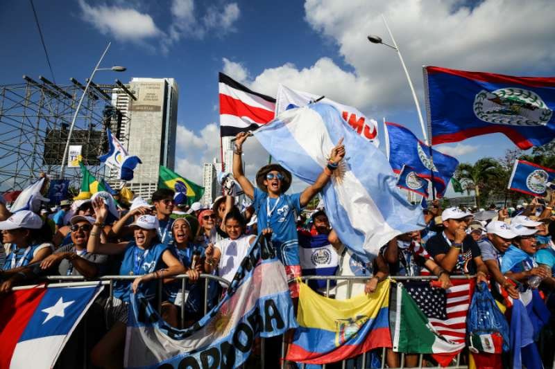 Young pilgrims gather before World Youth Day Panama opening Mass Jan. 22