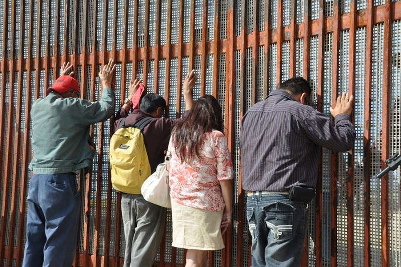 Families at the US-Mexican border. Credit: BBC World Service via Flickr