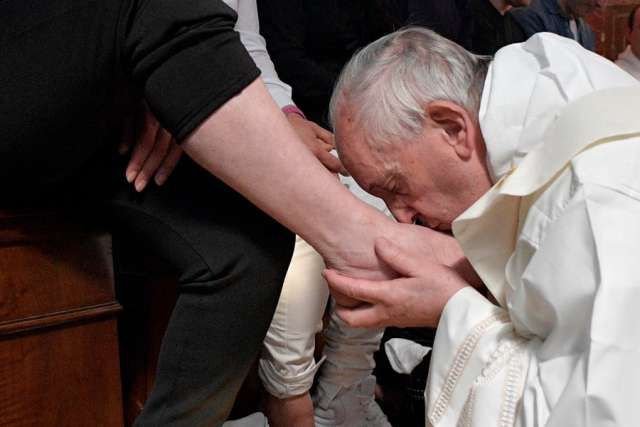 6iynb597el Pope Francis Kisses Feet Of Inmate at Paliano Prison Holy Thursday Mass April 13 LOR CNA