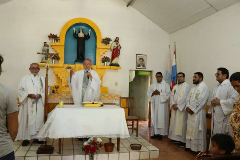 The Communities of Missionary Families have Mass with Archbishop Valenzuela of Asuncion before dispersing along the Paraguay River. Credit: Comunicaciones Arzobispado de Asunción/Fabiola Ayala.