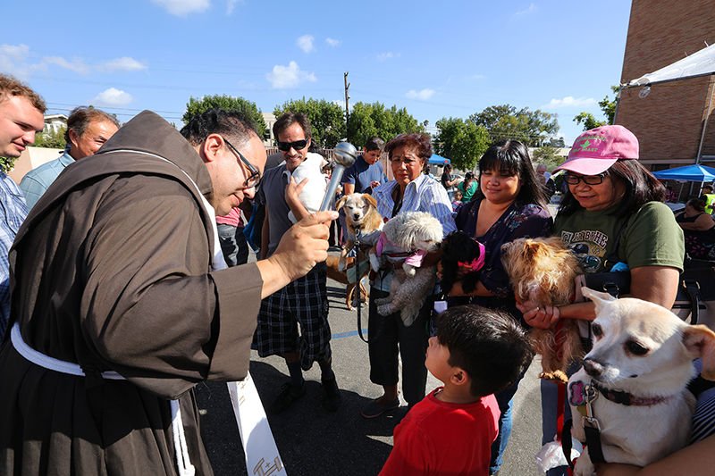 Franciscan Father Sebastian Sandoval-Ballesteros blesses parishioners’ pets Oct. 1 at St. Francis of Assisi in Los Angeles. (VICTOR ALEMÁN)