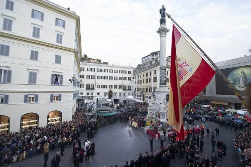 Pope Francis prays in front of Mary at Piazza di Spagna for the feast of the Immaculate Conception