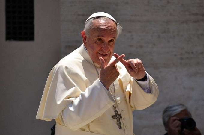Pope Francis greets pilgrims in St. Peter's Square in 2014 (Credit: Daniel Ibanez/CNA)