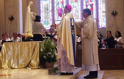 Archbishop Sample consecrates the Portland archdiocese to Our Lady of Fatima on June 28. Credit: Howard Manning.