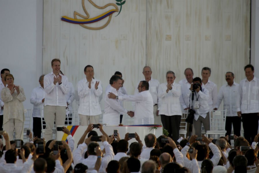 Colombian president Juan Manuel Santos (L) and FARC leader Timoleón Jiménez shake hands after signing the peace deal Sept. 26