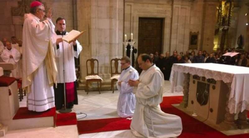 Father Juan de Cáceres (right) during his priestly ordination. Credit: Diocese of Santander.