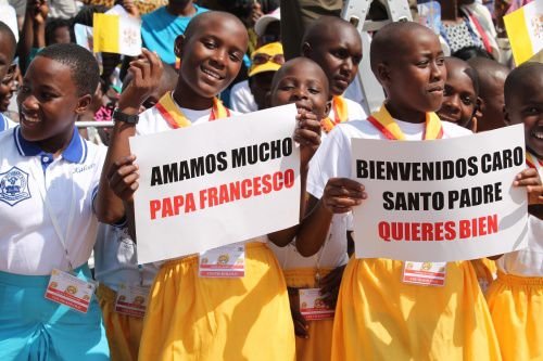 Ugandan youth greeted Pope Francis with welcome signs and big smiles today during a meeting at Kampala's airport. Credit: Martha Calderon/CNA