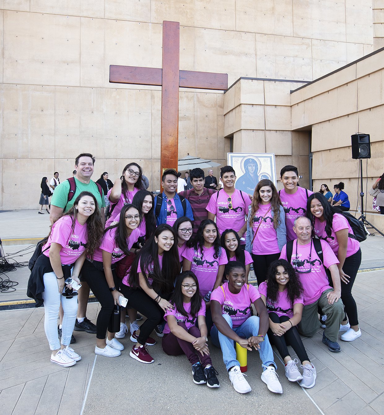 Youth preparing for their pilgrimage to Panama in January for World Youth Day pose with the WYDCross and Marian Icon during a special Mass at the Cathedral of Our Lady of the Angels Aug. 26. (VICTOR ALEMÁN/ANGELUS)
