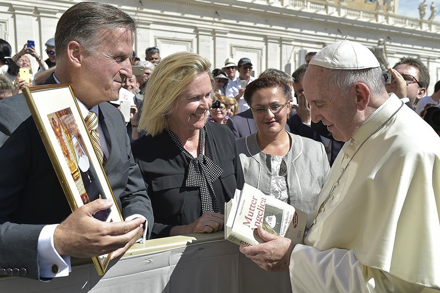 Pope blesses picture of Mother Angelica for EWTN Germany