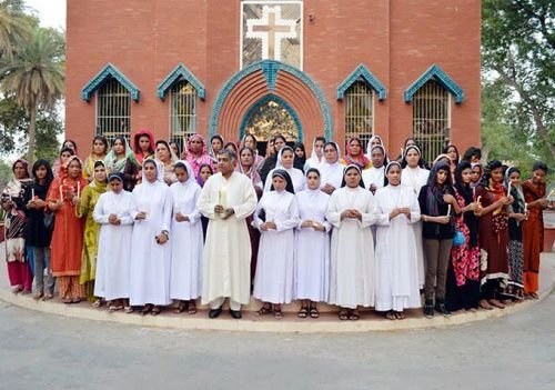 The Interfaith Women's group in Lahore held a candlelight prayer service for victims of violence in Iraq and Gaza. Credit: CFID/Archdiocese of Lahore.
